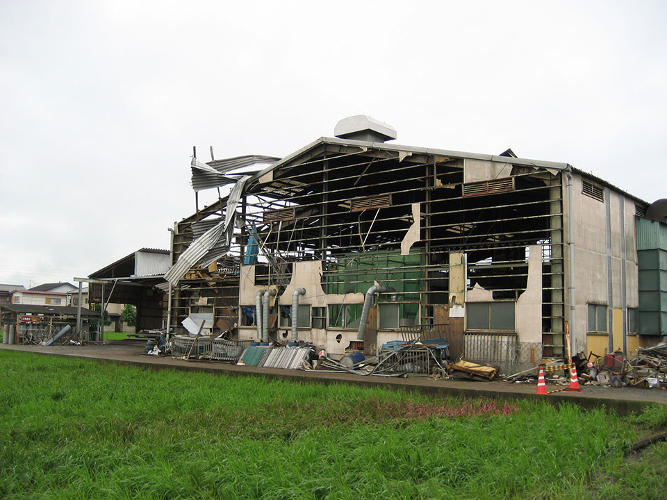 台風の被害を受けた工場