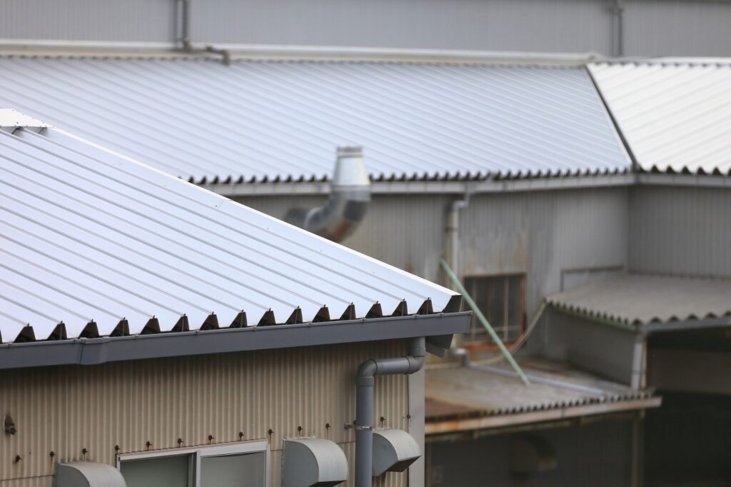 工場・倉庫の屋根工事、カバー工法